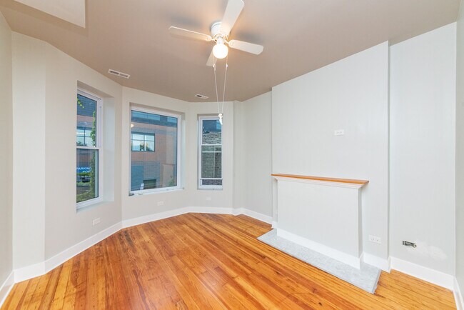 Building Photo - 3545 N Sheffield Ave