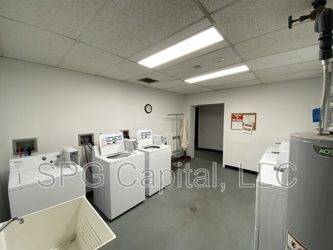 Building Photo - 5 Center Square