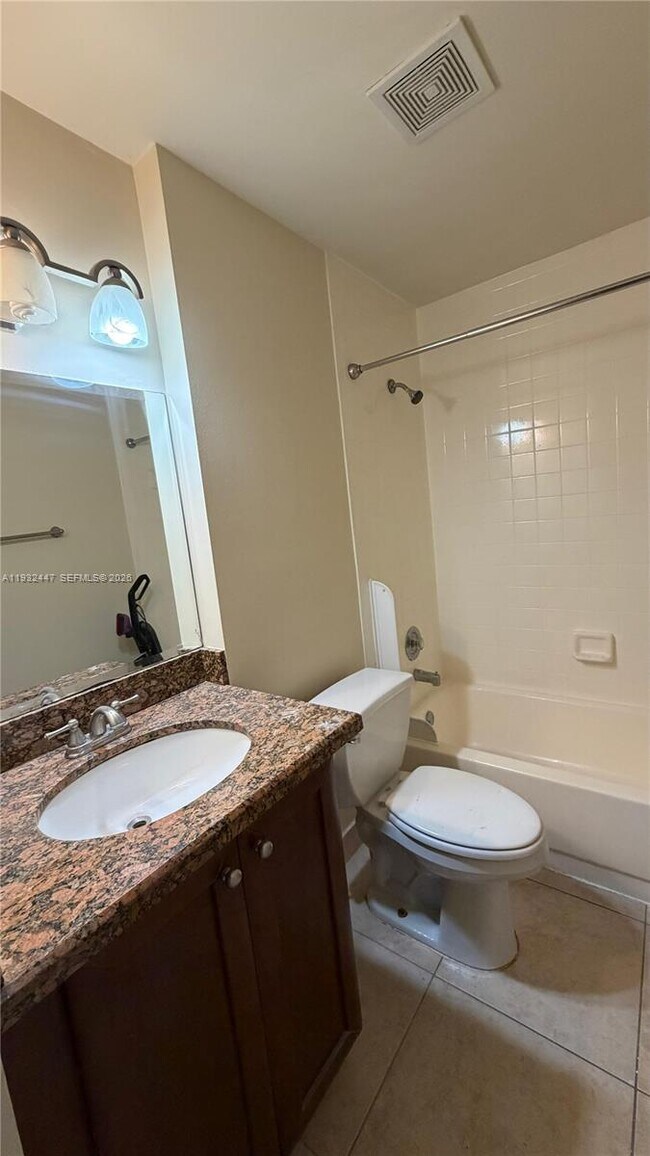 Building Photo - 711 Forest Club Dr