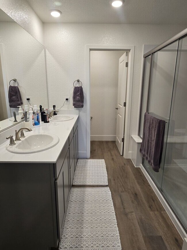 Building Photo - Newer 2 story home in Stonebrook Village- ...