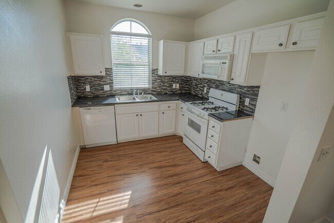 Building Photo - COMING SOON! Charming 1-Bedroom Home in Sa...