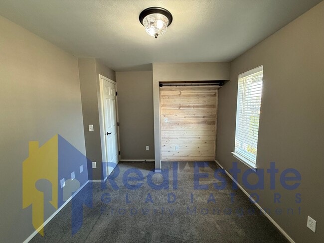 Building Photo - 15817 Lakeview Ave SE