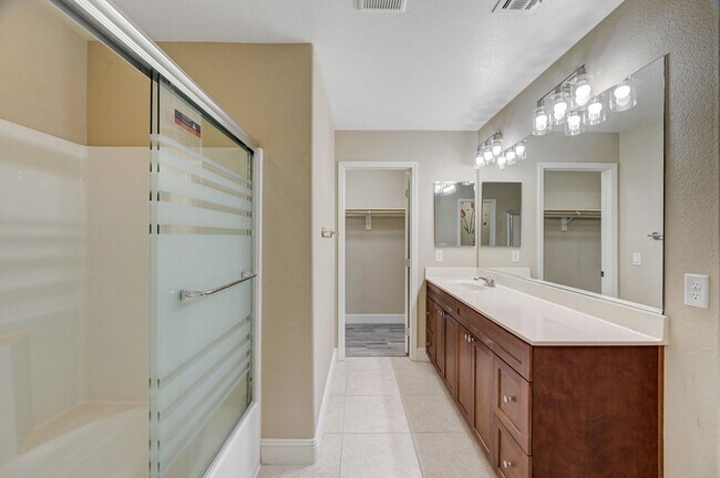 Building Photo - Beautiful 3BR Toscana Home