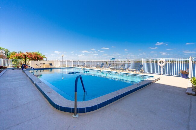 Building Photo - 2 bedrooms, 1 bath Condo located near the ...