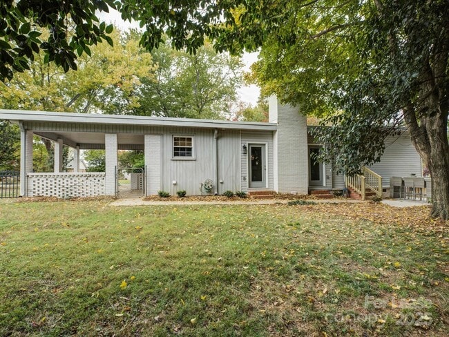 Building Photo - 2016 Wedgedale Dr