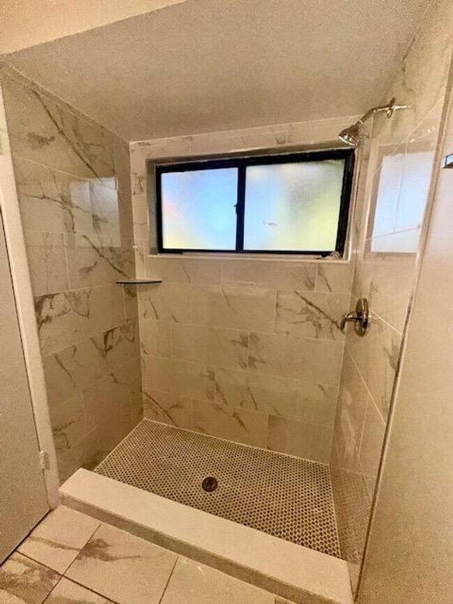Building Photo - COZY 2/2 DUPLEX