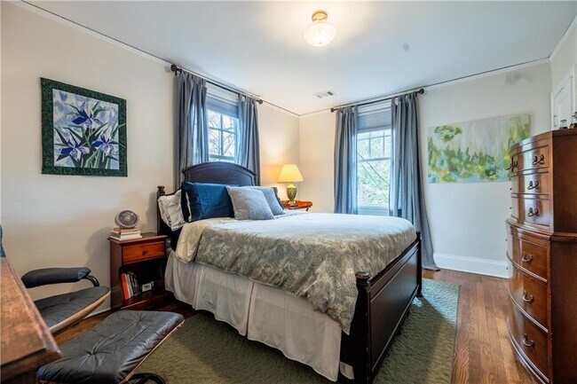 Building Photo - 360 8th St NE