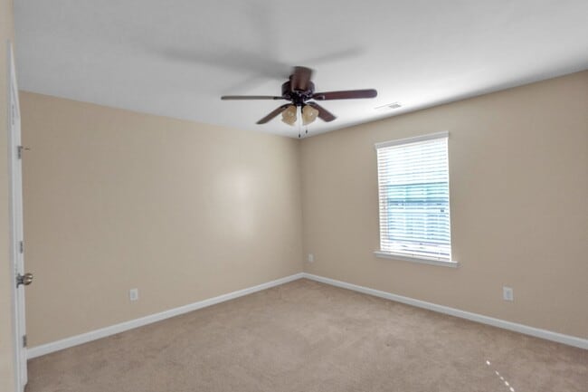 Building Photo - Large fenced yard corner lot - 4 Bedroom home in Moss Grove Plantation