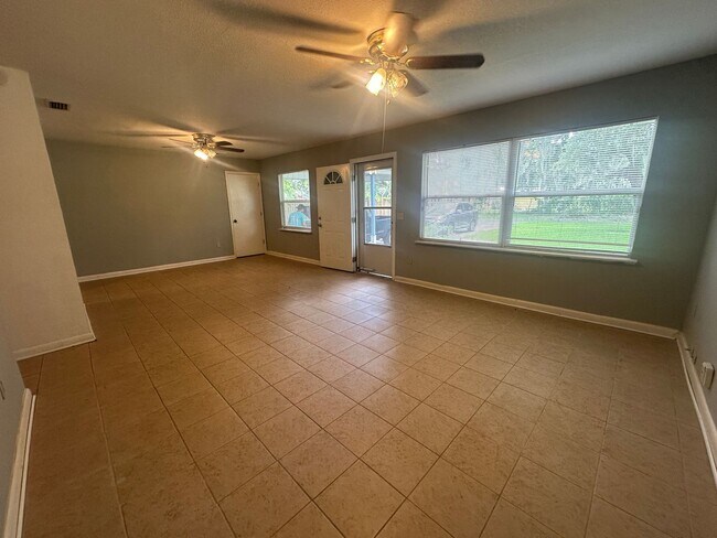 Building Photo - MOVE-IN SPECIAL: Receive $500 off your second month’s rent!