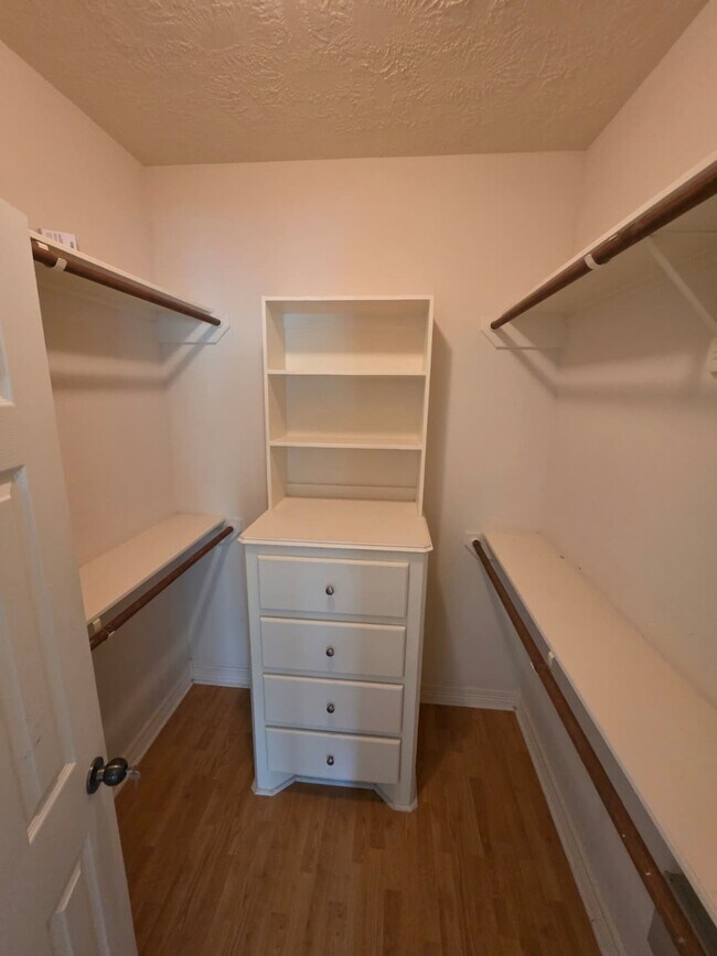 Building Photo - 16020 Fountainview Dr