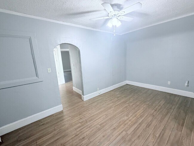 Building Photo - 1056 3rd St E