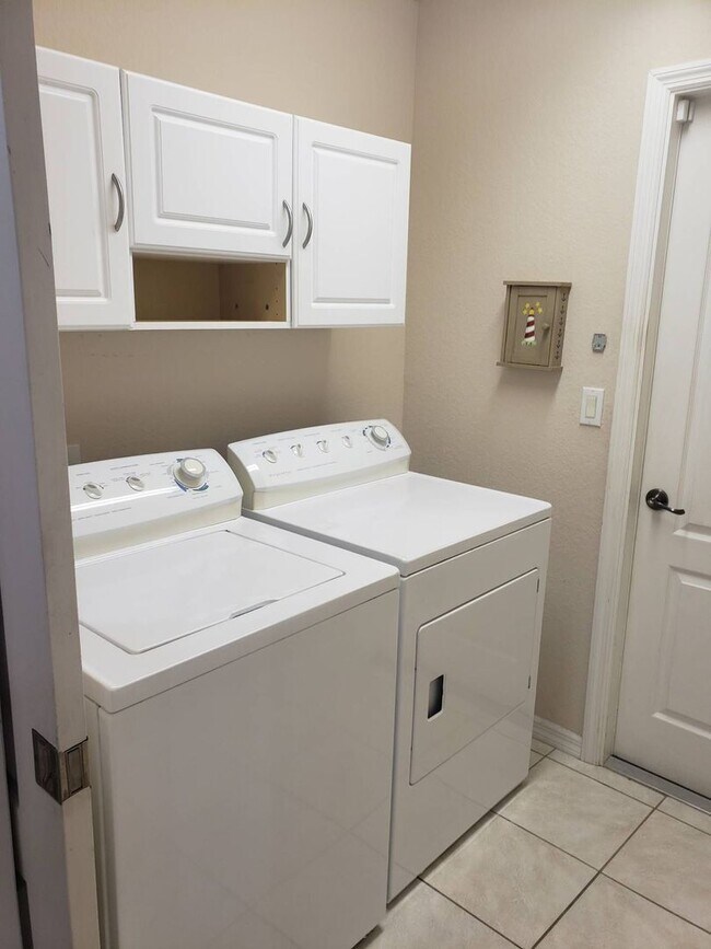 Building Photo - Pool Home 3 Bedroom 2 Bath close to shoppi...