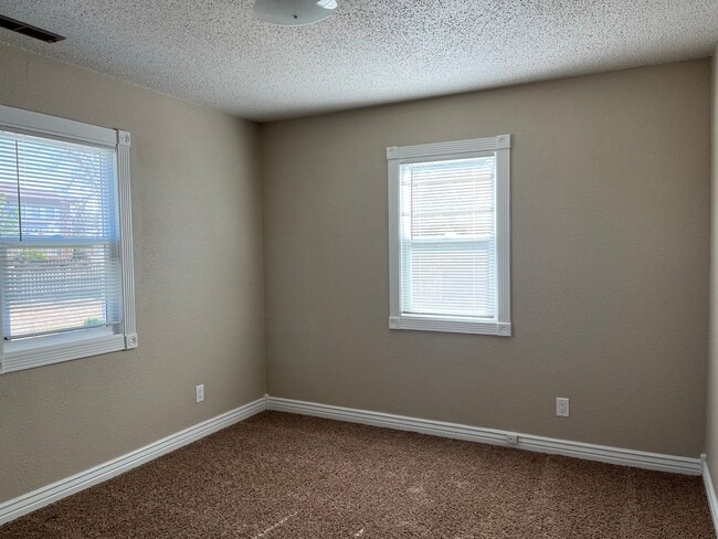 Building Photo - 2 BEDROOM, 1 BATHROOM SINGLE FAMILY HOME