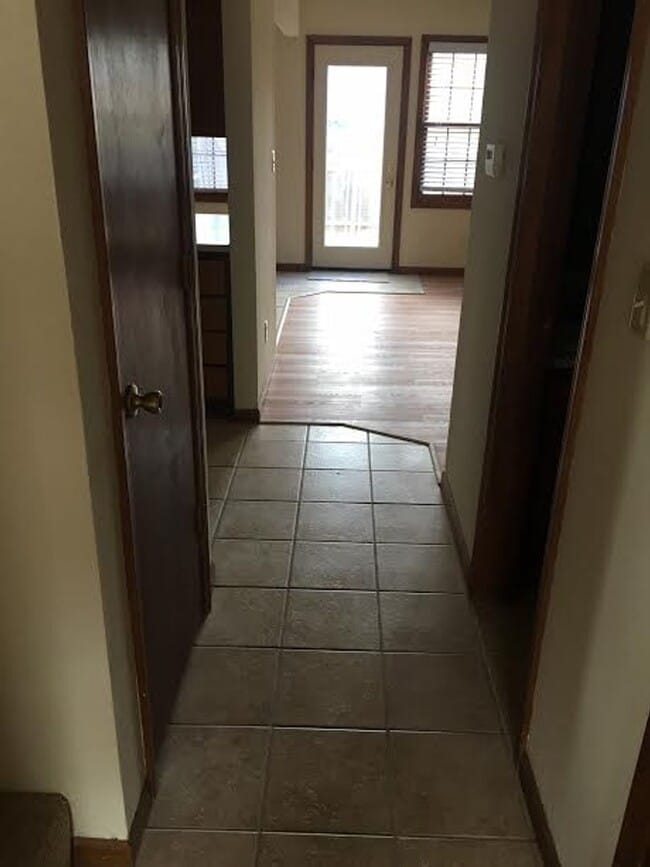 Building Photo - 3 x1.5 home off Lawrence Ave!