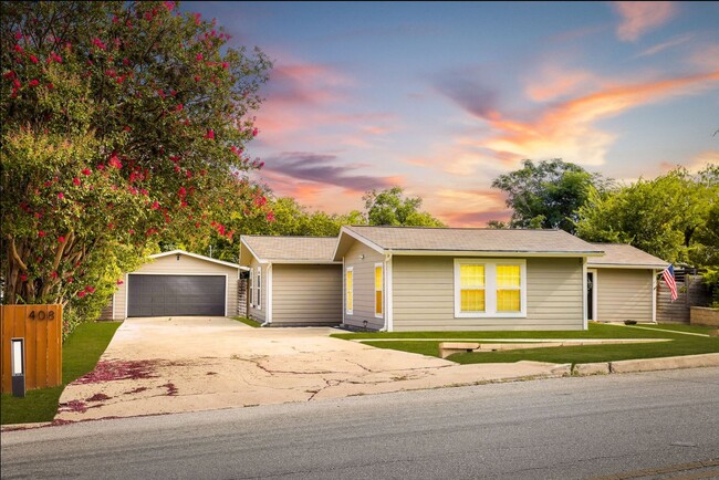 Primary Photo - Beautifully, newly renovated 3 bedroom, 2 ...