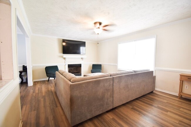 Building Photo - Coming Soon: 3 Bedroom 2.5 Bathroom-Pets Okay