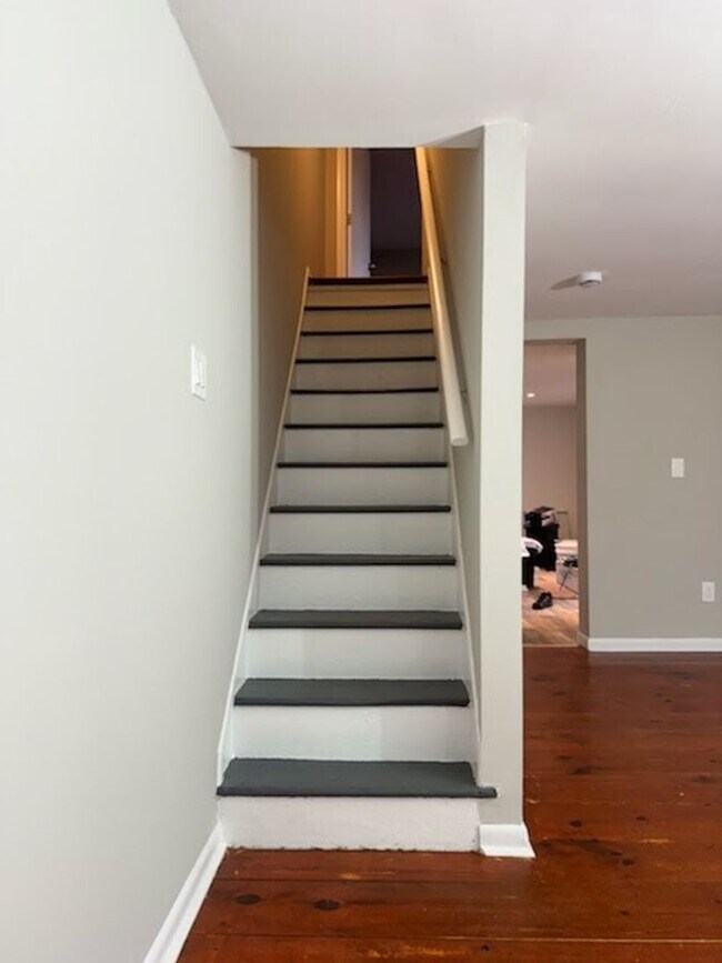 Building Photo - AVAILABLE NOW! Economical home with wood floors, Palisades Schools, laundry, gas heat