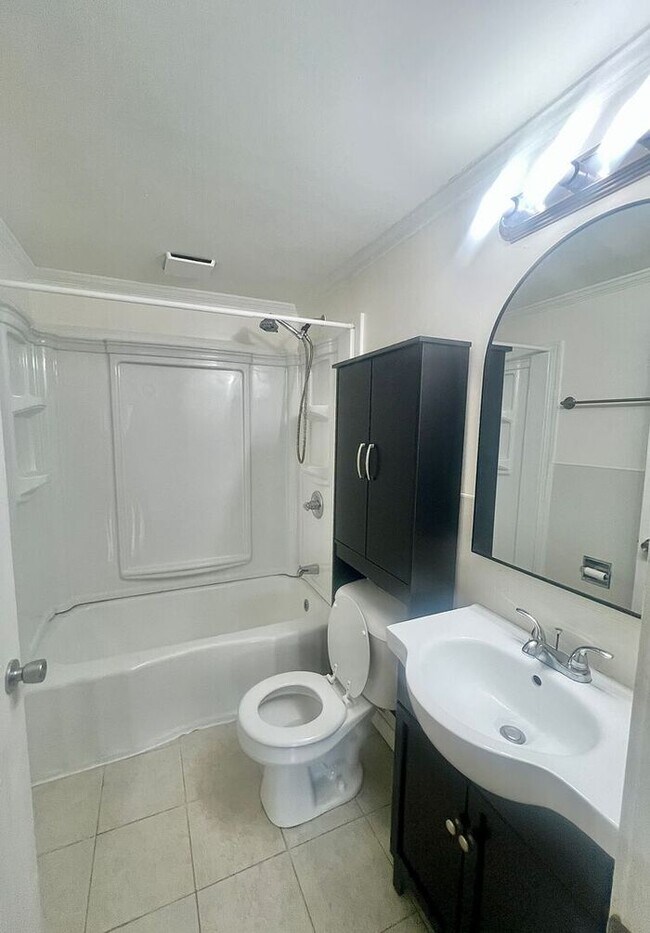 Building Photo - Cozy 2BR Cottage/No Carpet, large laundry ...