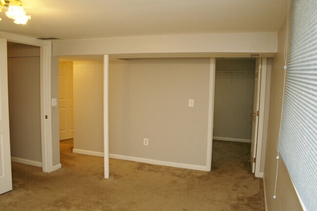 Building Photo - 576 Manor Rd