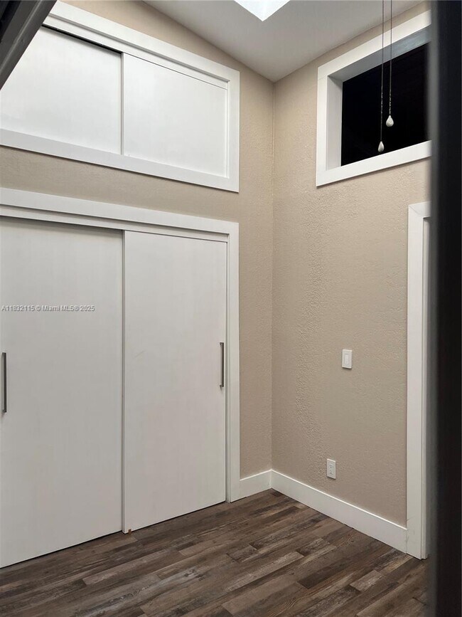 Building Photo - 2645 Parkview Dr S