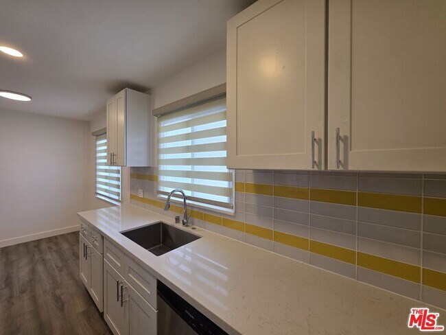 Building Photo - 707 Strand St