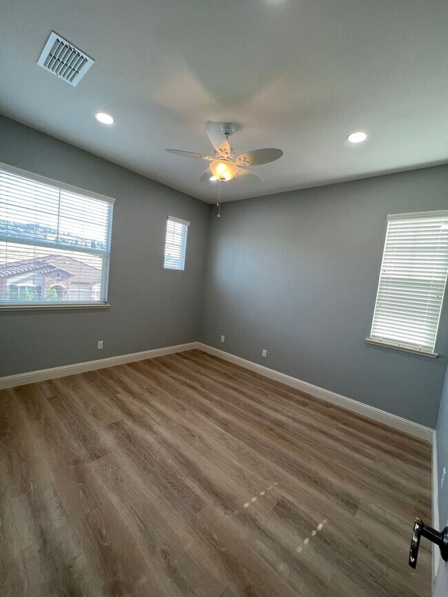 Building Photo - Desirable and Spacious 5-Bedroom Home in Empire Ranch!