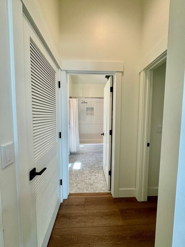 Building Photo - Custom Adorable Cottage Available in Folsom!