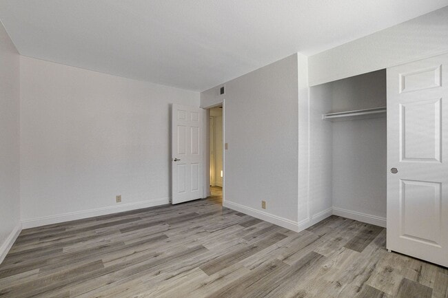 Building Photo - SINGLE BEDROOM CONDO IN GUARD GATED COMMUN...