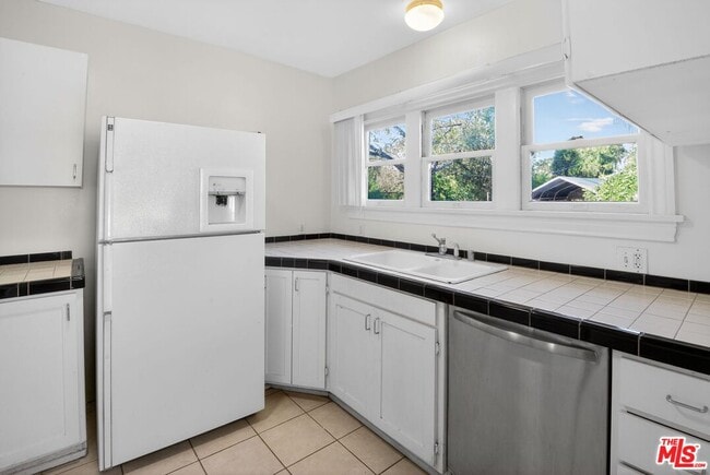 Building Photo - 11029 Sarah St