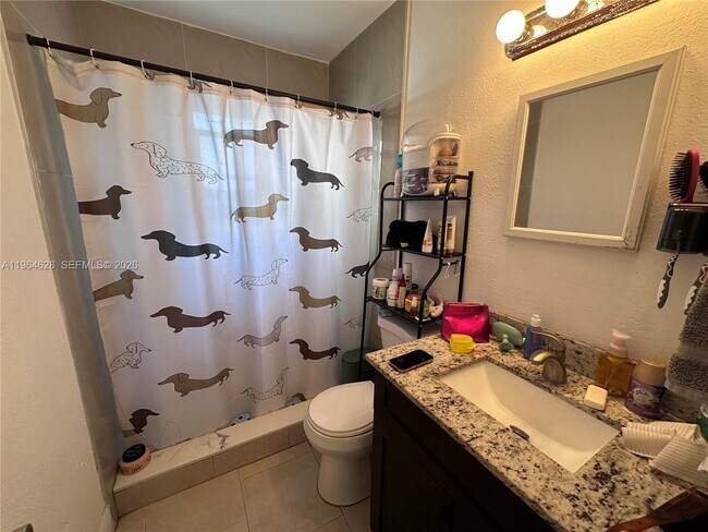 Building Photo - 2125 Bay Dr