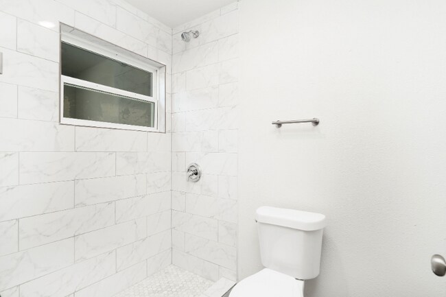 Building Photo - 2515 Clara Ln