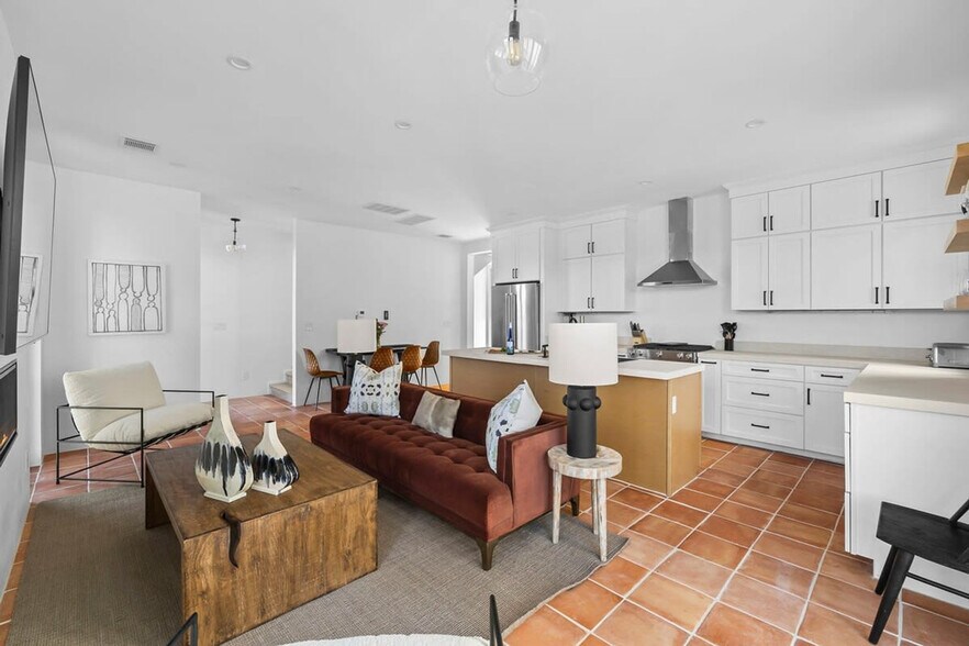 Building Photo - 2701 Bumble Bee Dr