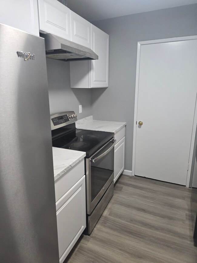 Building Photo - Large 1 Bed 1 Bath Condo