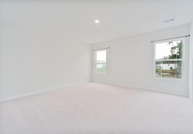 Building Photo - Bright & Spacious Living in Charleston’s Grand Bees!