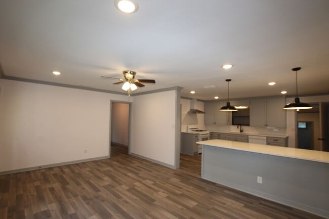 Building Photo - Tour Today! Updated 3 Bed 2 Bath Rental! S...