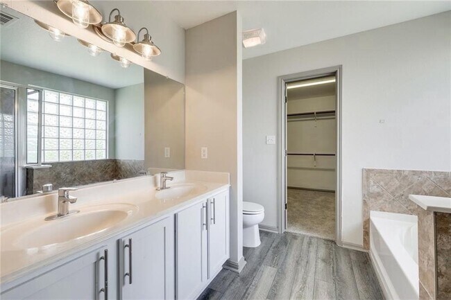 Building Photo - 15113 Fernhill Dr