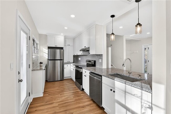 Building Photo - 2918 Highland Dr SE