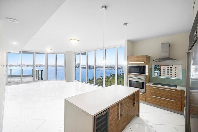 Primary Photo - 2020 N Bayshore Dr