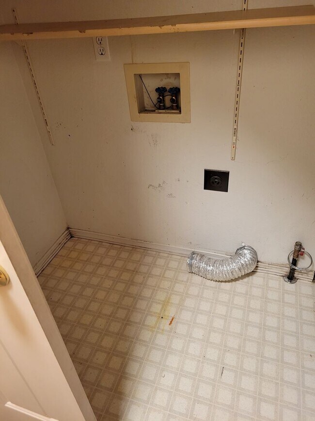 Building Photo - Newly painted  2,000+ sq home with RV parking