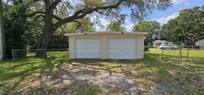 Building Photo - 725 Powell Dr
