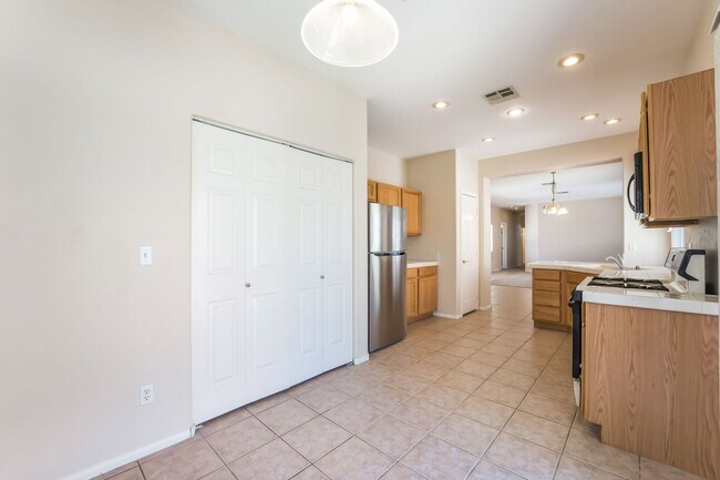 Building Photo - Beautiful Single Story Home with 3 Bedroom...
