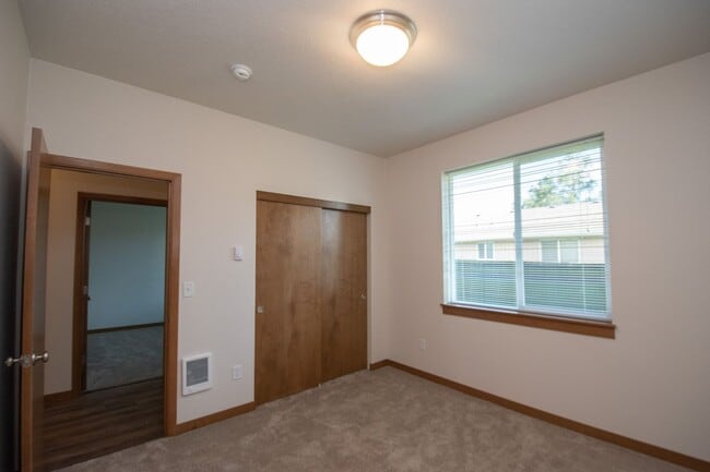 Building Photo - Wonderful 2BD Duplex in Great Washougal Lo...