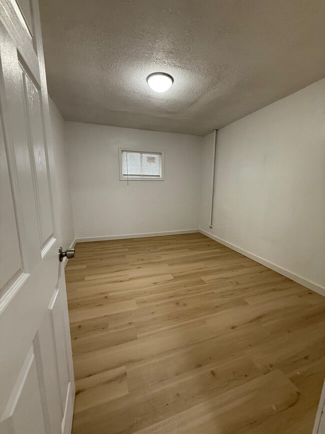 Building Photo - 4 bed 1 Bath