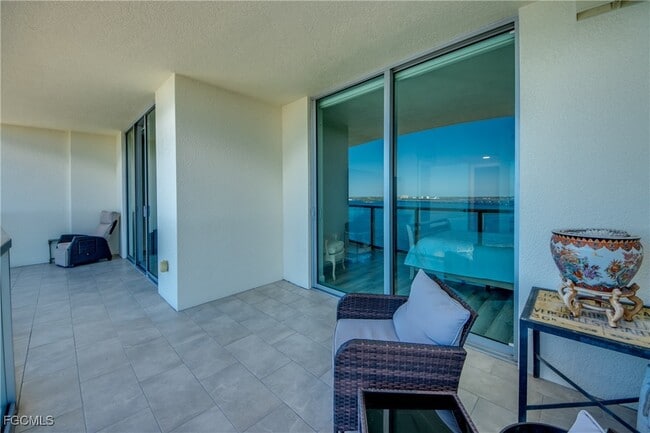 Building Photo - 3000 Oasis Grand Blvd