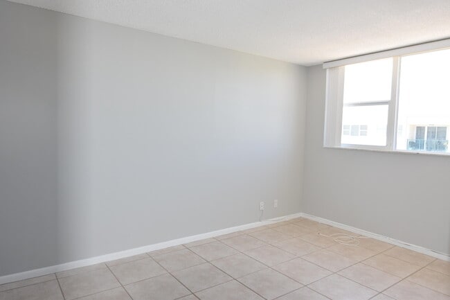 Building Photo - 1236 Hillsboro Mile