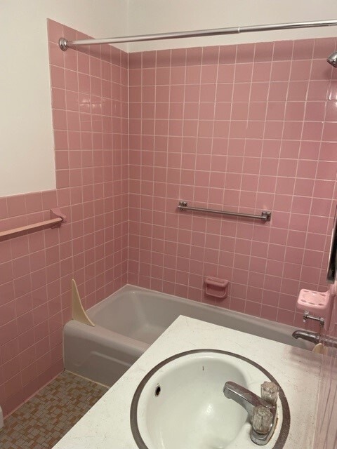 Building Photo - 915 Country Club Dr