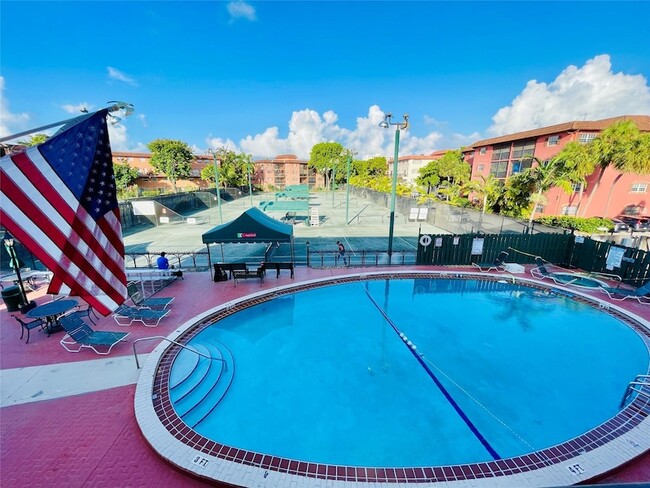 Building Photo - 660 Tennis Club Dr
