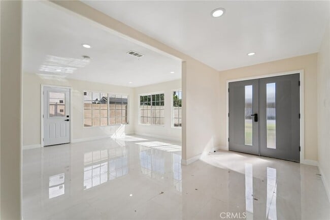 Building Photo - 10121 Eagle Ave