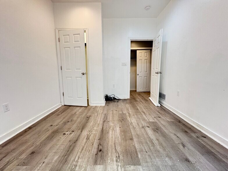 Building Photo - 5807 Hobart St