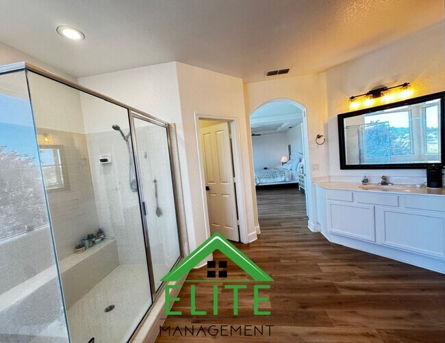 Building Photo - Scenic View Balcony and Beautiful 4-Bedroo...